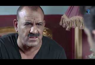 خناقه بسبب صوت الاذان وقطع له سلك الميكروفون