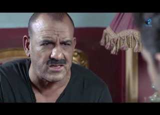 خناقه بسبب صوت الاذان وقطع له سلك الميكروفون