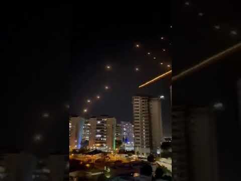 إسرائيل ترتعب بعد إطلاق مئات الصورايخ من المقاومة الفلسطينه وسماع صوت صافرات الإنذار بتل ابيب