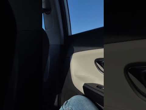 صور في سيارة كأنها لكي