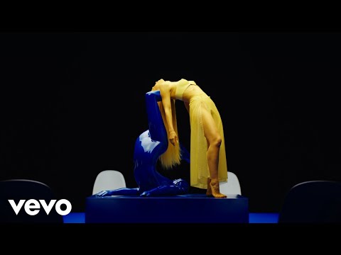 Agnes BALENCIAGA COVERED EYES