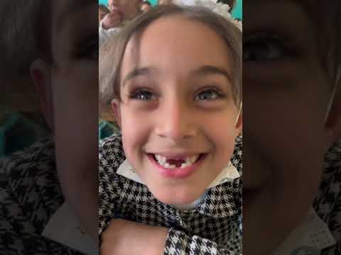 معلم عراقي يشوف اسنان طلابة علي المعلم