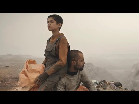 أطفال عراقيون يعملون في تجميع النفايات وفجأة يجدون شيء غريب يدخلهم بمشاكل كبيرة