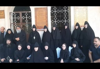 رئيسة الرهبنة النسائية بالكنيسة الروسية وبعض من الراهبات فى زيارة إلى شجرة مار أفرآم السريانى