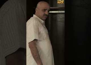 قام من النوم لقى اهله هادين البيت و رايحين هجر الحبيب