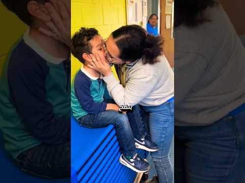 هذه المربية في الحضانة قامت بمساعدة هذا الطفل بهذه الطريقة