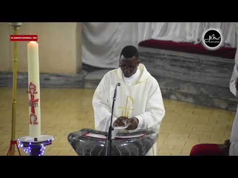 Tazama Mbiu Ya Pasaka Ilivyoimbwa Vizuri Na Shemasi Hamilton Kikoti Mbele Ya Askofu Mkuu Ruwa Ichi Tazama Mbiu Ya Pasaka Ilivyoimbwa Vizuri Na Shemasi Hamilton Kikoti Mbele Ya Askofu Mkuu Ruwa Ichi