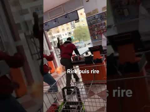 بلطجية يعتدون علي عمال في محل