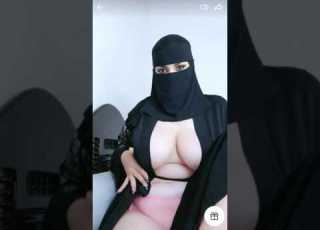  سعودية تشلح العبايه حقها تستعرض مكوتها بث مباشر نار Tangolive