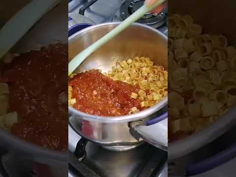 مكرونه محمره بالصلصه مفيش سفره بتخلى منها