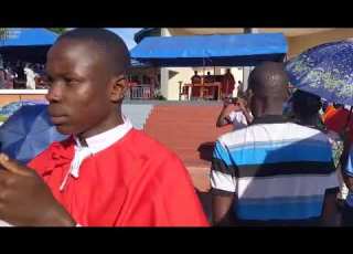 Tazama Mwaliko Wa Kuuabudu Wokovu Uliotundikwa Katika Mti Wa Msalaba Ulivyotolewa Na Padre Kitandala