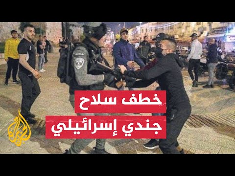 شاهد فلسطيني يخطف سلاح أحد جنود الاحتلال في الخليل