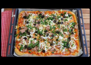 بيتزا بحجم عائلي بدون حليب و بدون عجن تجيكم هشوشة و قطنية ذوب في الفم مع طريقة صلصة الطماطم Pizza