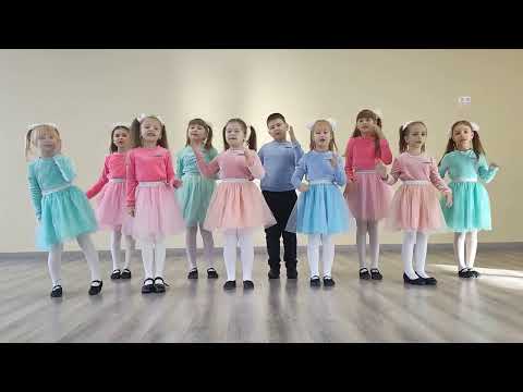 Цьомки для мами виконує молодша група вокального гуртка Бельканто