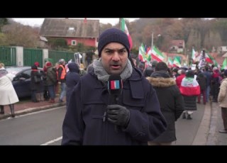 راه پیمایی ایرانیان ساکن فرانسه در مقابله اقامتگاه پیشین خمینی در نوفل لوشاتو