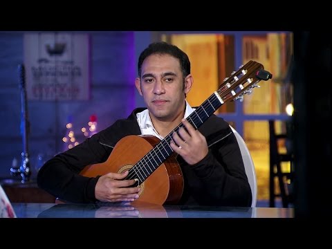 عمرو مصطفي يغني لوالدته امي يا نور بيتنا