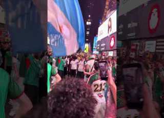  محاولة هجوم جمهور الجزائر على الأرجنتينيين لكن الجمهور الأرجنتيني ارعب الجزائريين