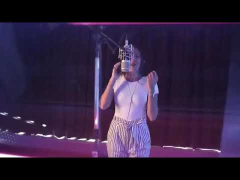 بهواك انا وبدوب انا وعشانك عمرى يا عمرى انا