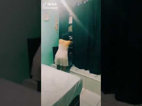 شاهد بنت المنصورة في اوضة النوم بقميص النوم