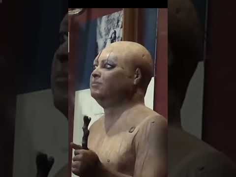 تمثال يحرك عيونة مقطع مرعب