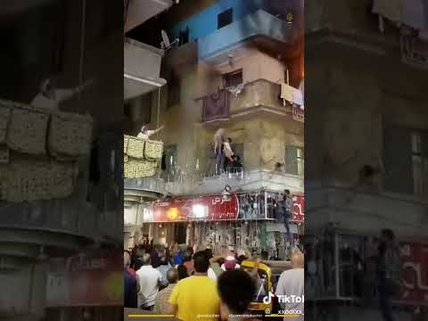 فرارا من النار طفل يقفز من شرفة منزله المشتعل في شبرا مصر