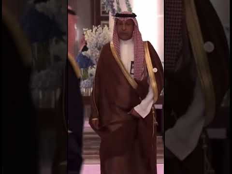 بإشارة سريعة رئيس المراسم الملكية لأحد ضباط الحرس الملكي لم يكسر البروتوكول السعودي بإشارة سريعة رئيس المراسم الملكية لأحد ضباط الحرس الملكي لم يكسر البروتوكول السعودي
