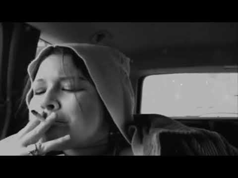 آغ ن ي ه شايل حمول الدنيا فوق كتافي بطيئه