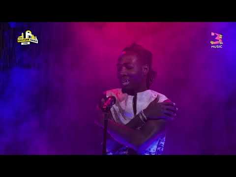 O Kenneth Gibt Eine Exklusive Performance Von YIMAYƐ BALENCIAGA