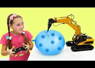 صوفيا وما يلعبان بالبالونات الملونة وسيارات الأطفال