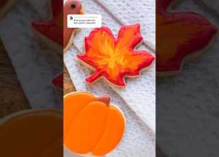  Leaf Cookie Made With A Wet On Wet Royal Icing Technique Royalicing Cookiedecorating Thanksgiving