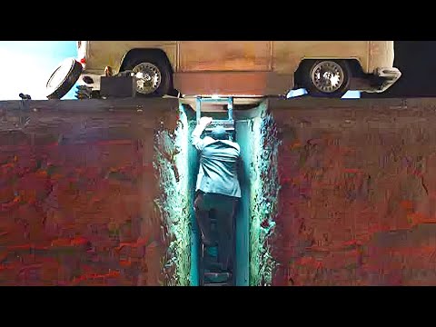 عبقرى يتظاهر ان سيارته عطلانه لكنه يقوم بأكبر عملية سرقة بنك تحتها The Heist Of The Century