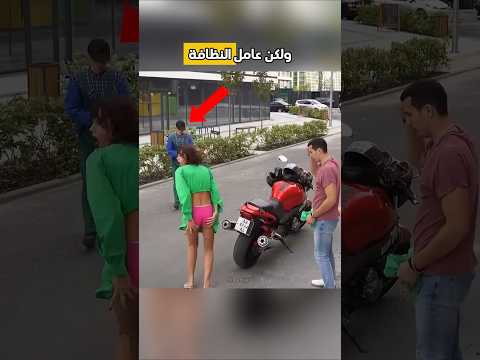 علق فستانها في الدراجة النارية و Shorts علق فستانها في الدراجة النارية و Shorts