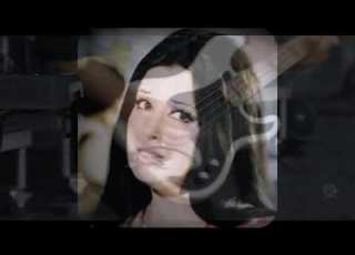 نجاة الصغيرة تغني في وسط الطريق