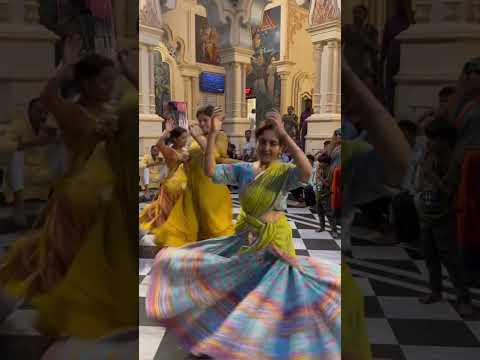 Shyama Aan Baso Vrindavan Mein Radheshyam Radhakrishna Radheradhe Vrindavan Shorts