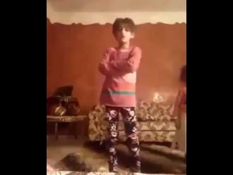 فتاة تضرب اختها الصغيرة كف