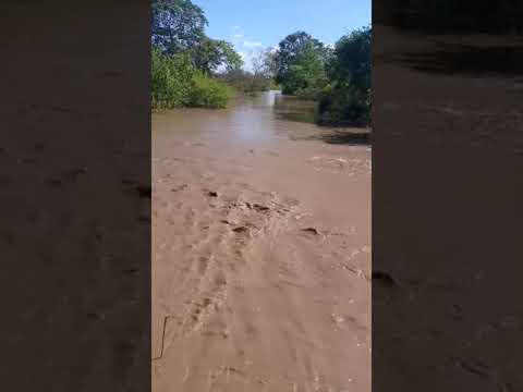 CHALINZE MAFULIKO KWENYE MTO MBIKI CHALINZE NGO MBE WA MASAI AMEONDOKA NA MAJI