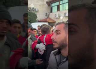  مشهد مؤثر لانهيار مسعف بالهلال الأحمر الفلسطيني إثر استــشـهـاد زميله