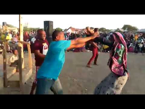 SHEIKH SHARIF AKIWAITA MAJINI KATIKA VIWANJA WAKAJA LIVE KWA SILAHA YAKE YA AJABU 0716916665