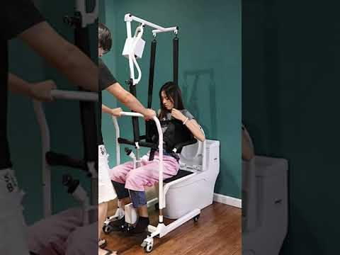 شاهد كيف يتم نقل المرضى المسنين إلى الحمام في الصين