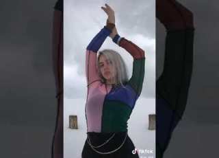  صور بيلي ايلش بل الملابس الضيقة