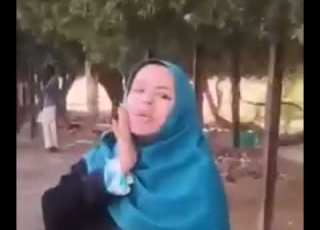 كنداكة سودانية توزع السندويشات للثوار السودانيين