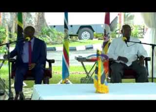 RAIS MAGUFULI AULIZWA SWALI KWA KIINGEREZA NA KUJIBIWA NA KUTOLEWA UFAFANUZI NA RAIS MUSEVENI