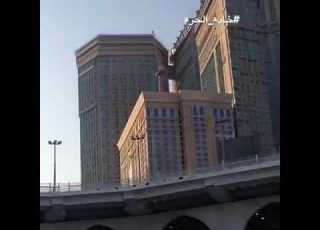  حدث في الطواف عصفور فوق رأس احد المعتمرين سبحان الله