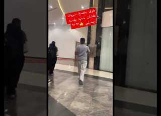 خوي يفصخ سرواله علشان خوية لابسه شورت يبي يصلي في المول Shorts Short Shorts