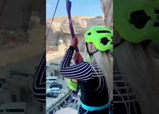  لما حد يسالني انت بتعمل ايه فوق طالع العب