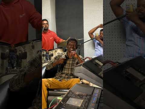 انتظروا الجديد ماشي النهود بطريق الخوي غناء سوداني الفنان احمد قسم الله انتظروا الجديد ماشي النهود بطريق الخوي غناء سوداني الفنان احمد قسم الله