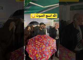 شاب يقرأ قصيدة باسم الكربلائي بين الحرمين هذا الغريب منين