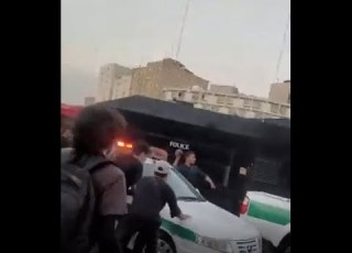 تظاهرات تهران با شعار مرگ بر دیکتاتور و آتش زدن و چپ کردن خودرو نیروی انتظامی