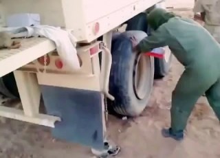 أفضل طريقه من الجيش السعودي لتعبئة كفرات الشاحنات