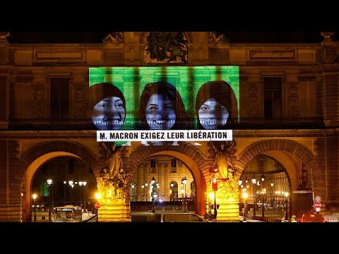 شاهد صور لناشطات سعوديات معتقلات على واجهة متحف اللوفر في باريس شاهد صور لناشطات سعوديات معتقلات على واجهة متحف اللوفر في باريس